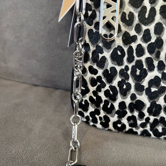 Michael Kors Empire medium chain pouchette with black leather - Picture 3 of 7